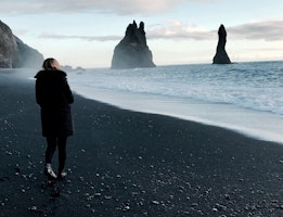 Divers Frau schwarzer Strand Island - Shutterstock