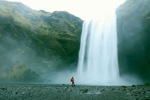 Divers Mann Wasserfall Island