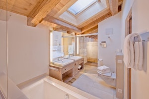 Cross Alpina Junior Suite Badezimmer